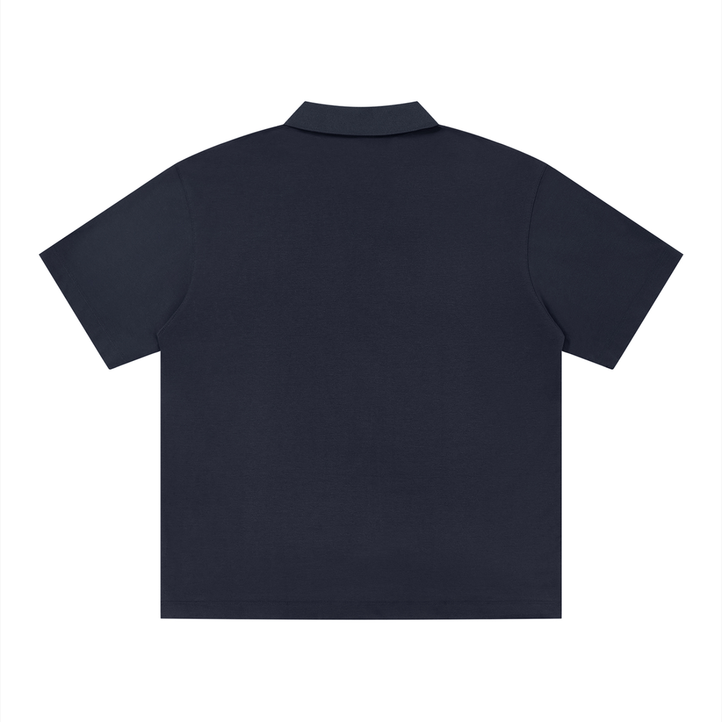 polo drop shoulder,polo strutturata,streetwear minimale,abbigliamento tecnico,estetica brutale,polo oversize,design sardo