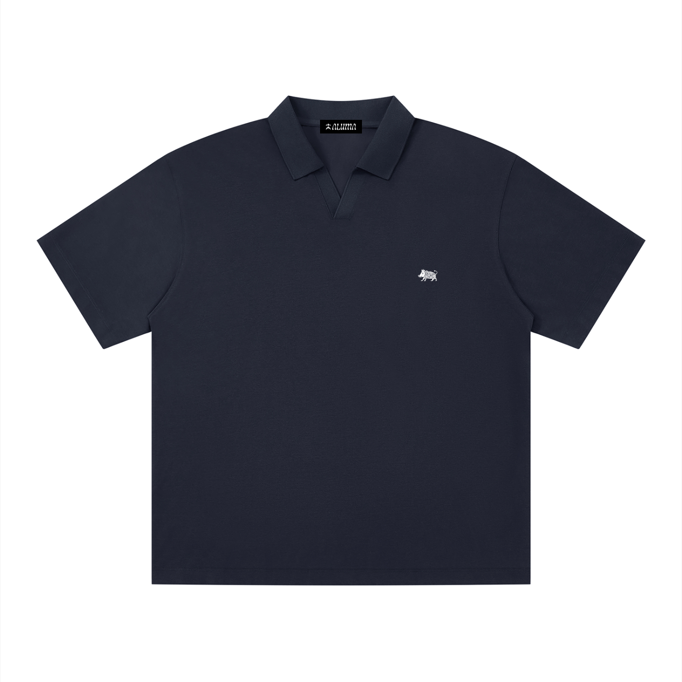 polo drop shoulder,polo strutturata,streetwear minimale,abbigliamento tecnico,estetica brutale,polo oversize,design sardo