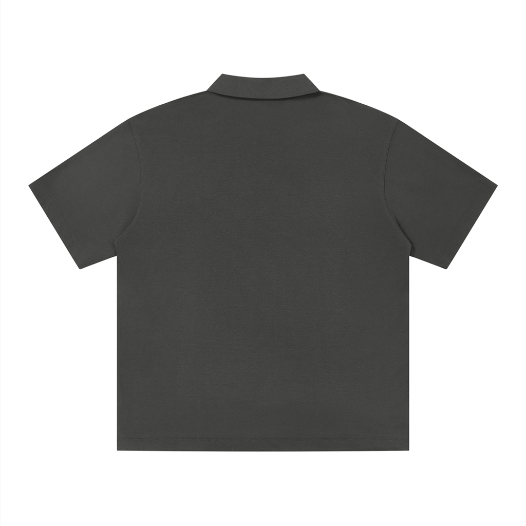 polo drop shoulder,polo strutturata,streetwear minimale,abbigliamento tecnico,estetica brutale,polo oversize,design sardo