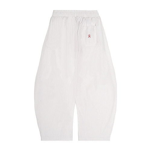 pantalone barrel,pantaloni leggeri,streetwear estivo,guscio tecnico,pantaloni oversize,estetica urbana,abbigliamento sardegna