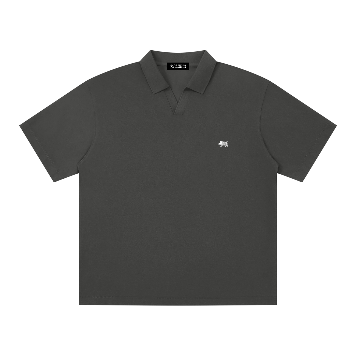 polo drop shoulder,polo strutturata,streetwear minimale,abbigliamento tecnico,estetica brutale,polo oversize,design sardo