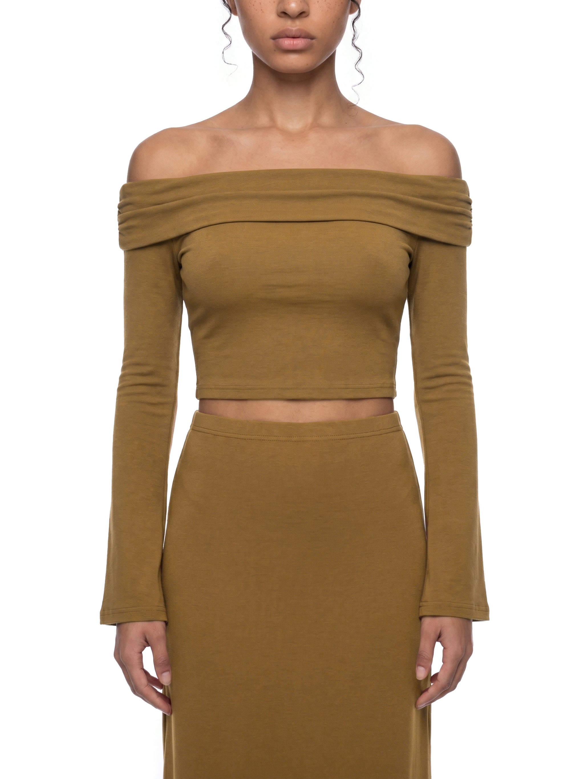 crop top spalle scoperte,maglia maniche a campana adere,top streetwear donna,crop top pesante,abbigliamento urban contrasto,aluma shop,maglia off-shoulder nera