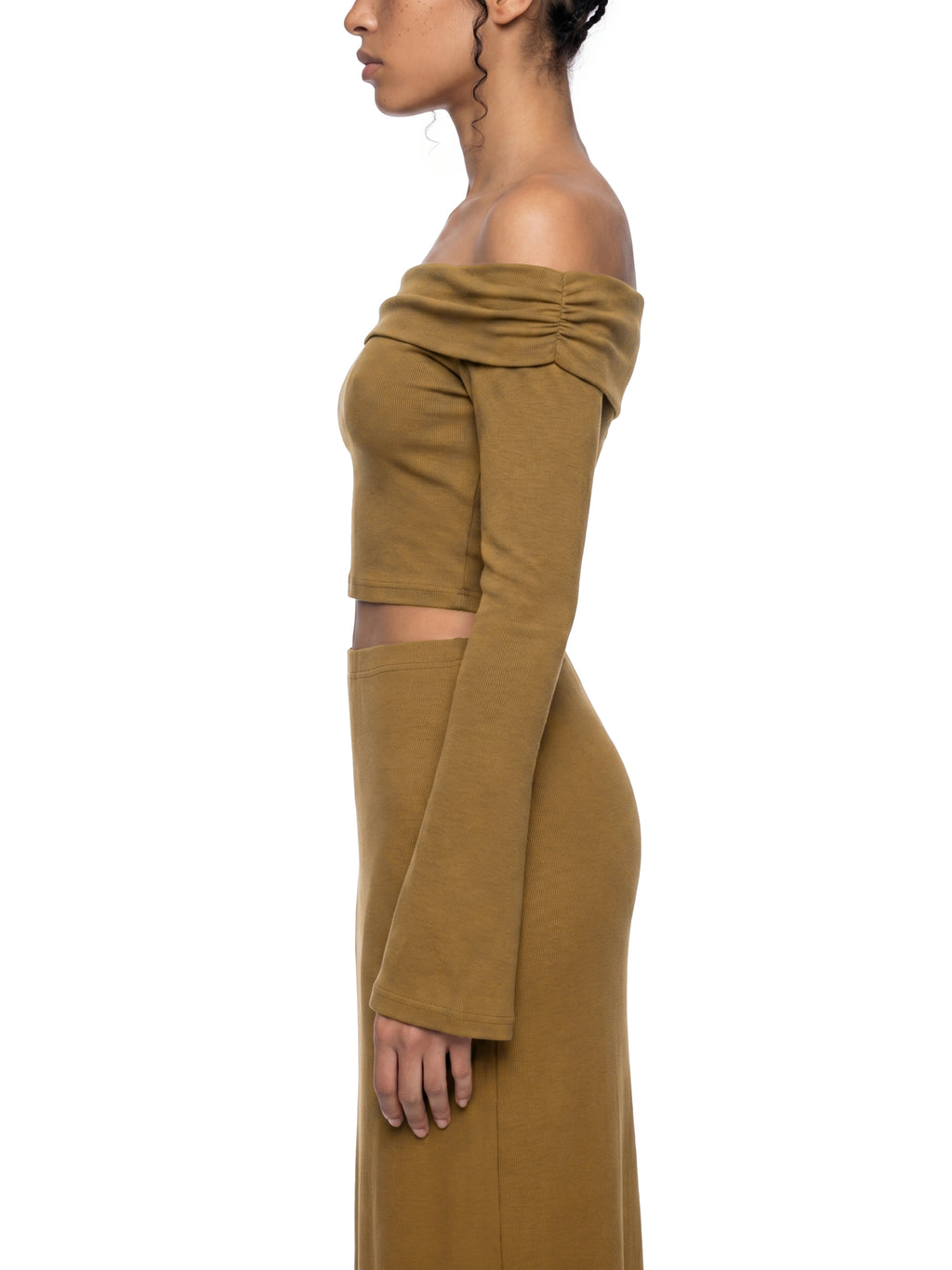 crop top spalle scoperte,maglia maniche a campana adere,top streetwear donna,crop top pesante,abbigliamento urban contrasto,aluma shop,maglia off-shoulder nera