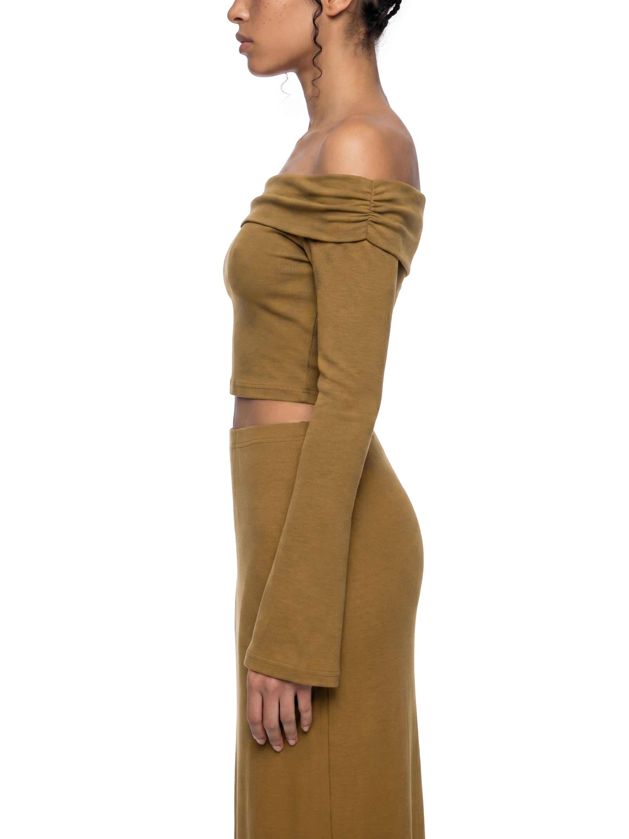 crop top spalle scoperte,maglia maniche a campana adere,top streetwear donna,crop top pesante,abbigliamento urban contrasto,aluma shop,maglia off-shoulder nera
