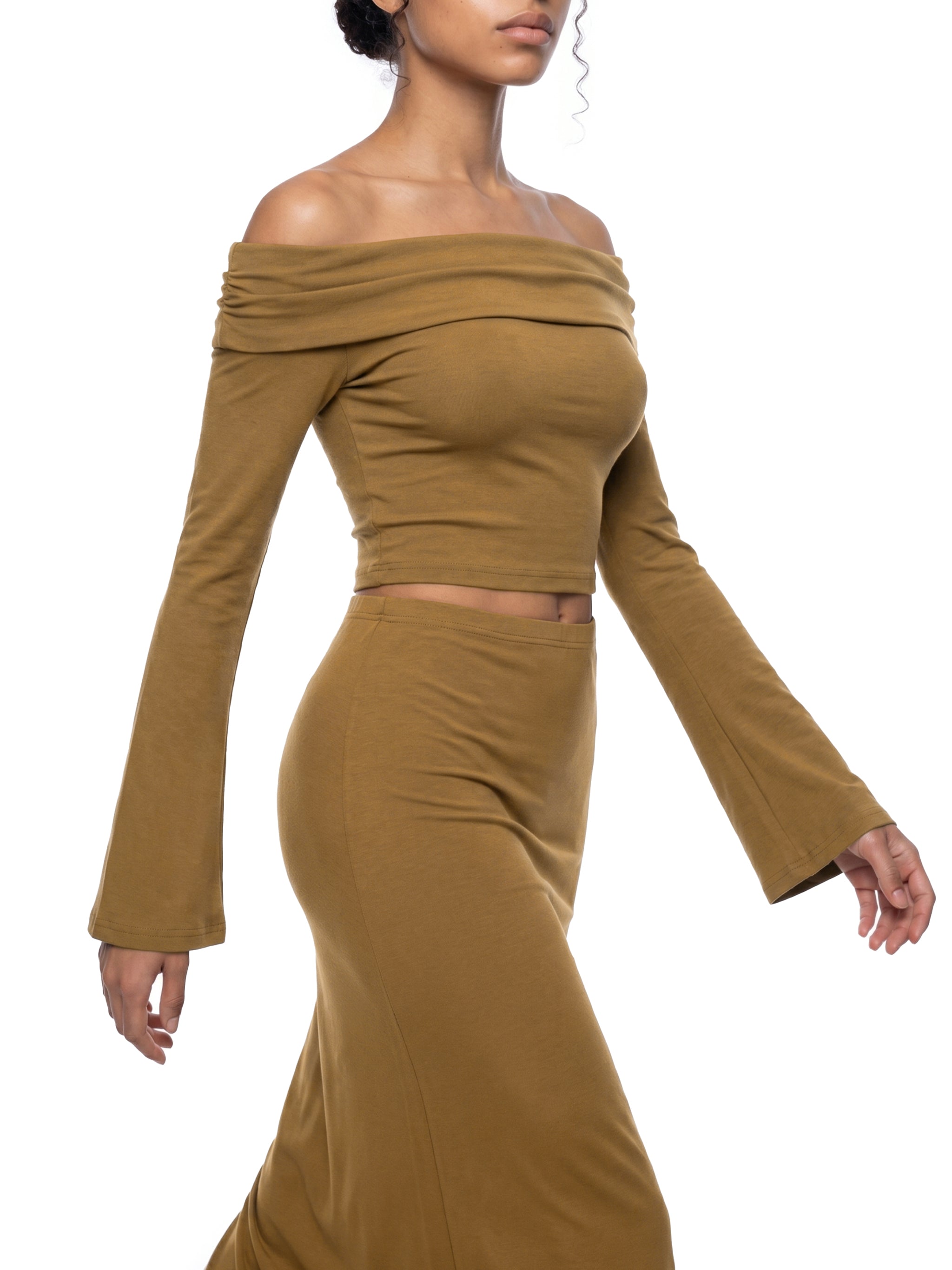 crop top spalle scoperte,maglia maniche a campana adere,top streetwear donna,crop top pesante,abbigliamento urban contrasto,aluma shop,maglia off-shoulder nera