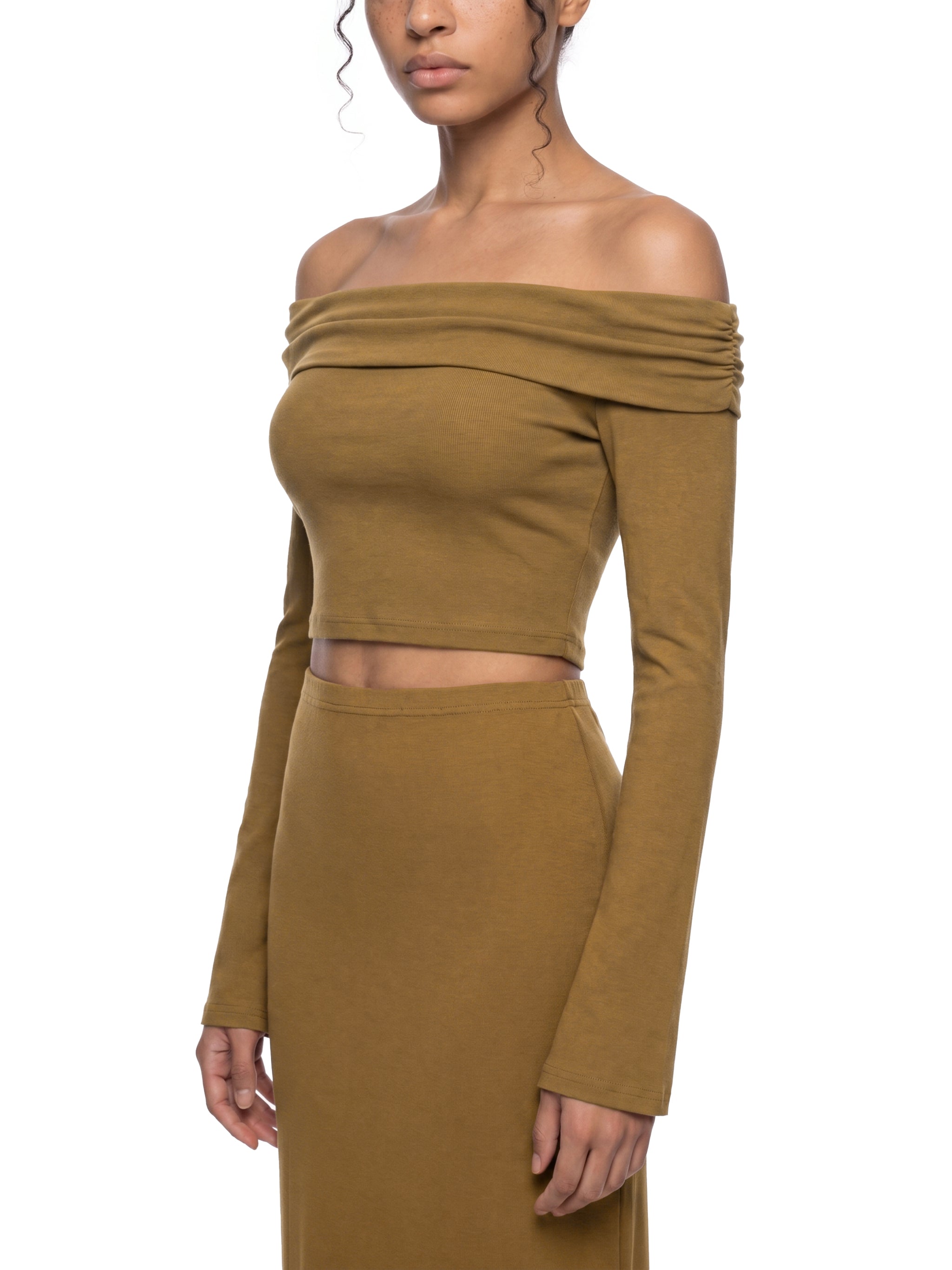 crop top spalle scoperte,maglia maniche a campana adere,top streetwear donna,crop top pesante,abbigliamento urban contrasto,aluma shop,maglia off-shoulder nera